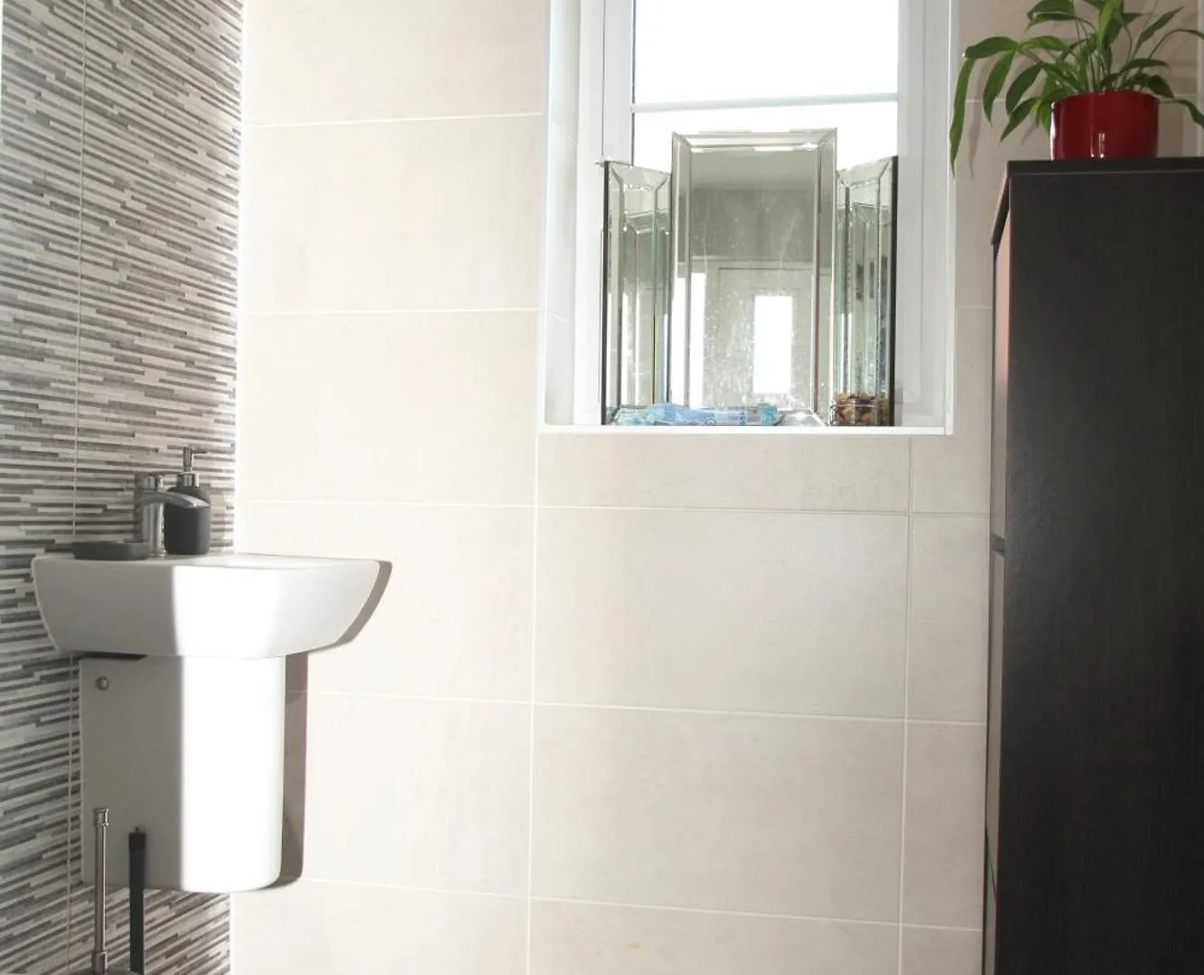 En-Suite Room With Super King Size Bed - Free Wifi - Free Parking Sheffield Guest house